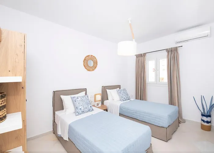 Salty Villas, Chrissipi Andiparo